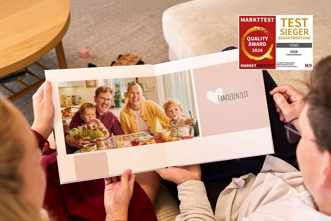Eine Familie sitzt auf einer Couch und blättert stolz durch ein CEWE FOTOBUCH. CEWE ist Österreichs Lieblingsmarke.