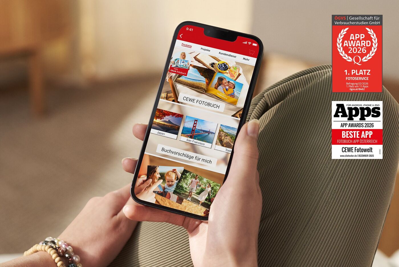 Person hält Smartphone mit CEWE FOTOBUCH-App in der Hand und sieht Buchvorlagen